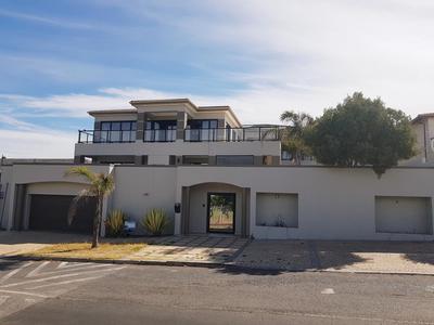 House For Rent in Bloubergstrand, Cape Town