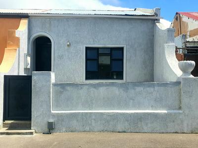 Semi-detached For Rent in Woodstock, Cape Town
